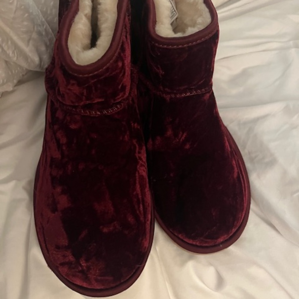 UGG Australia Women's  Mini Crushed Velvet Fig Boots Burgundy (fits 6-7)
